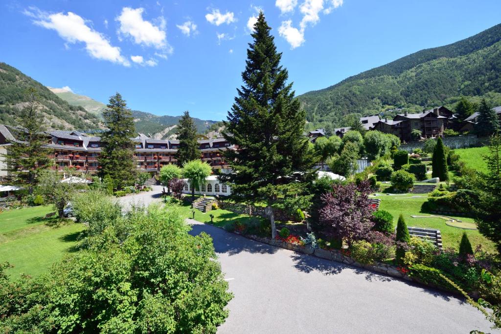 foto panorámica del hotel, su paisaje y árboles